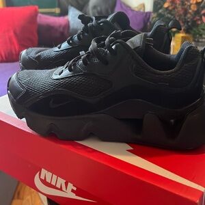 Wmns Nike Ryz 365 II Sz 7 All Black